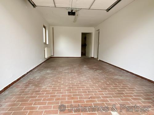 große Garage im Haus