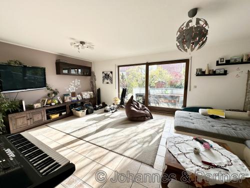 großes und sehr helles Wohnzimmer