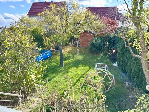 Blick und Treppe vom Wohnzimmer in den Garten