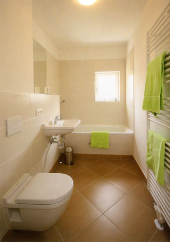 Bad mit Badewanne (ähnlich)
