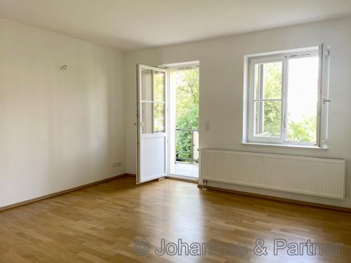 Wohnzimmer mit Parkett  