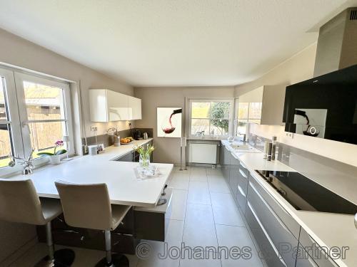 große Wohnküche mit exklusiver Einbauküche