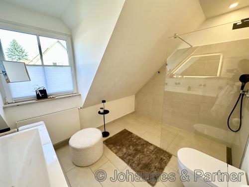 neuwertiges Bad im Obergeschoss