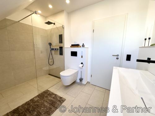 neuwertiges Bad im Obergeschoss