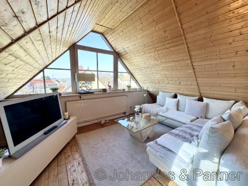 weiteres großes Zimmer im ausgebauten Dachgeschoss