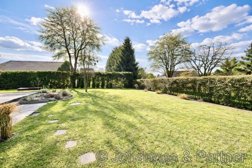 sehr schöner großer Garten