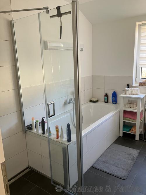 Badezimmer mit Wanne und Dusche