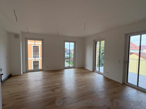 Wohnzimmer mit Küche und Zugang zum Balkon