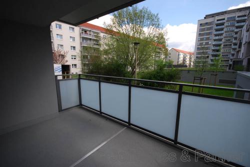 großer Balkon (aus einer darunter liegenden Wohnung)