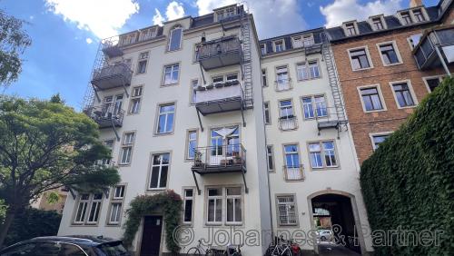 Hausansicht aus dem Garten mit Balkon