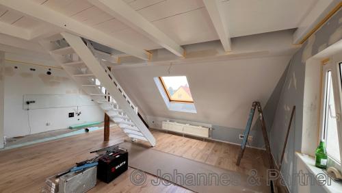 großes, helles Zimmer