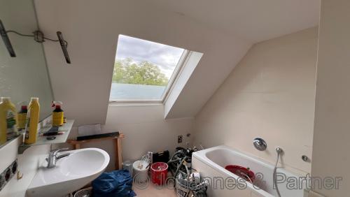 Bad mit Wanne und Fenster