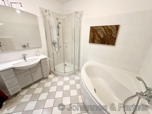 Bad mit Badewanne und Dusche