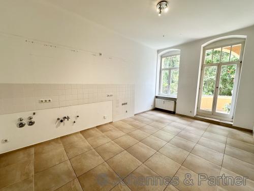 große Wohnküche mit Zugang zum Balkon