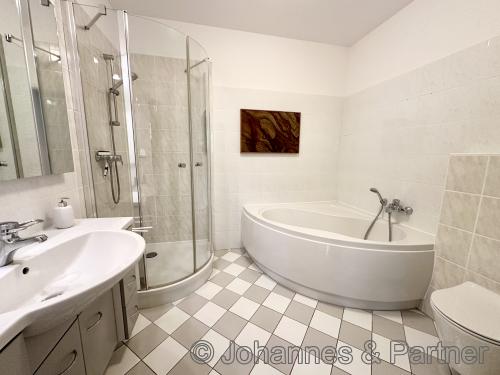 Bad mit Badewanne und Dusche