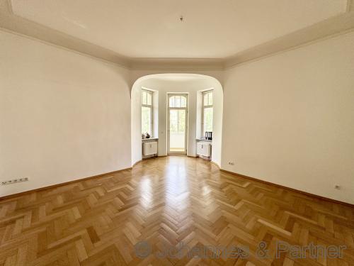 großes Wohnzimmer mit Zugang zum Wintergarten