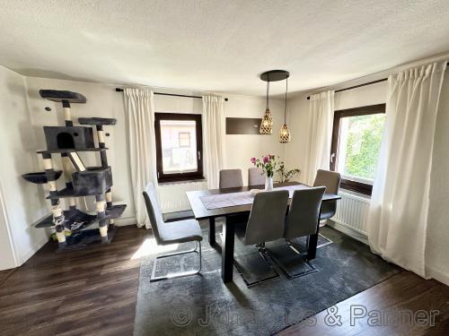Essbereich im großen Wohnzimmer direkt an der Küche