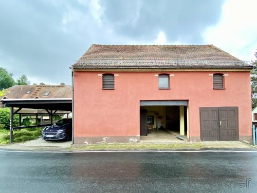 zum Haus gehört weiterhin eine Scheune mit großen Stellplätzen und Ausbaureserve