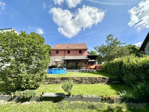 Scheune von hinten mit Terrasse, Lounge und schönem Garten
