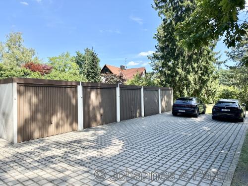 Garagen und Stellplätze auf dem Grundstück