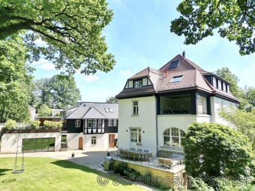 Hausansicht mit Villa und Gartenhaus/Remise