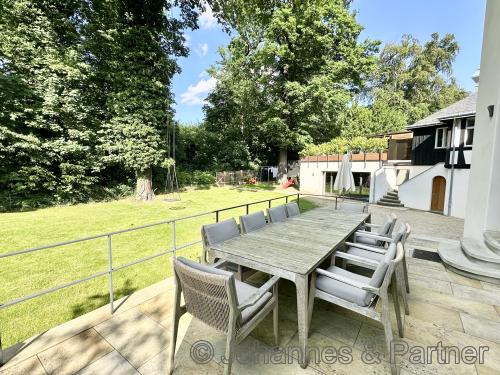 große Terrasse an der Wohnküche