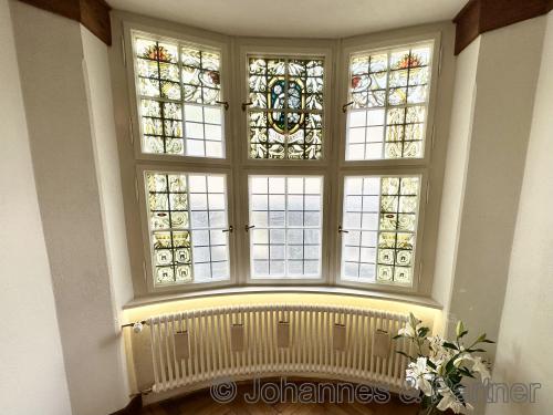 sehr schöne denkmalgeschütze und perfekt aufgearbeitete Fenster im Treppenhaus
