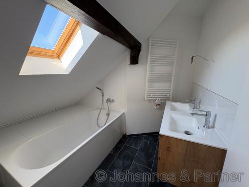 neu saniertes Bad mit Badewanne