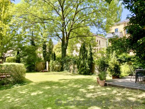 sehr schöner Garten hinter dem Haus