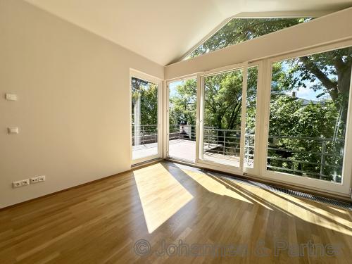 Teil des großen Wohnbereichs mit Zugang zur oberen Dachterrasse