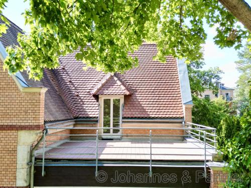 Dachterrasse in der unteren Ebene, fotografiert mit Drohne, gegenüber nur Bäume