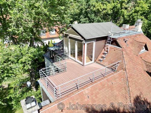 Dachterrasse in der oberen Ebene