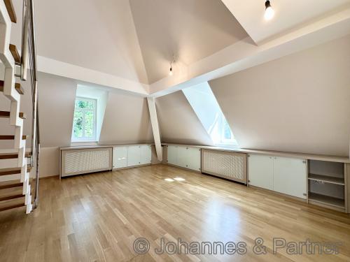 Zimmer mit hochwertigen Einbaumöbeln
