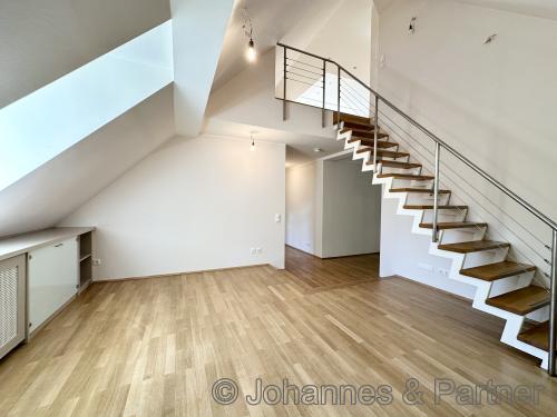 Esszimmer mit Treppe in die obere Ebene