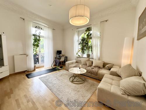 großes und sehr heller Wohnzimmer mit Zugang zu Balkon 1