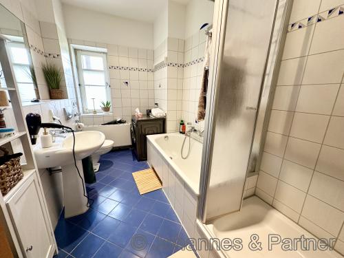 Bad mit Badewanne und Dusche und Fenster