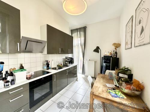 Küche mit Fenster und mit Zugang zu Balkon 2