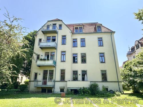 Hausansicht aus dem Garten (Balkon ist ganz oben links)