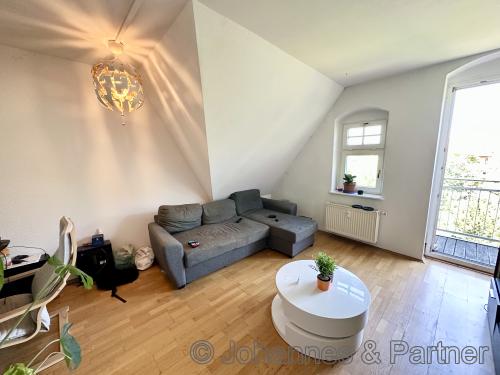 helles Wohnzimmer mit Balkonzugang