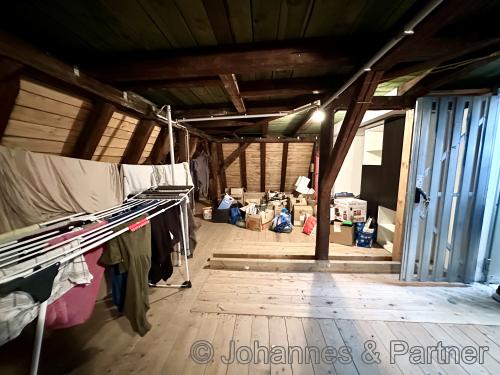 zusätzlich etwa 25 m² großer eigener Bodenraum direkt über der Wohnung