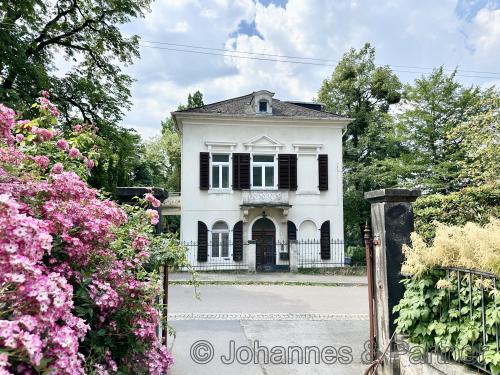 Hausansicht von der anderen Straßenseite