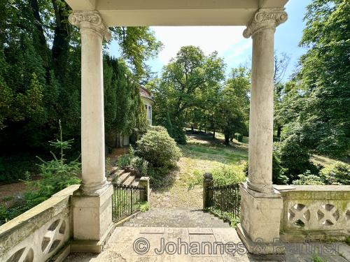 große Terrasse an der Villa mit Zugang zum Garten