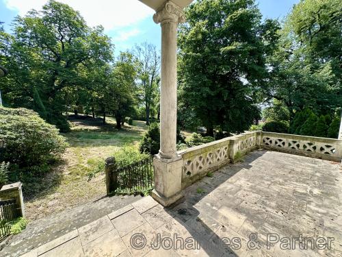Terrasse mit Blick & Treppe in den Garten