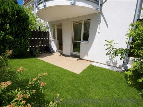 Terrasse und kleiner Garten