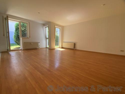 großes und helles Wohnzimmer