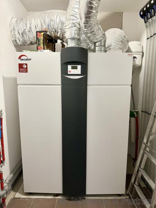 moderne Luft-Wärme-Pumpe mit Lüftungsanlage und Wärmerückgewinnung