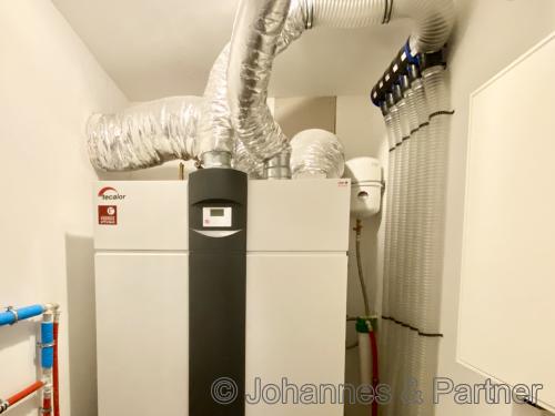 moderne Luft-Wärme-Pumpe mit Lüftungsanlage und Wärmerückgewinnung