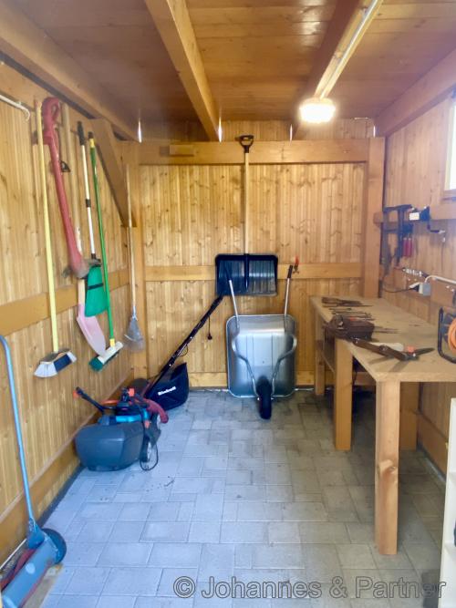 großer Schuppen am Carport