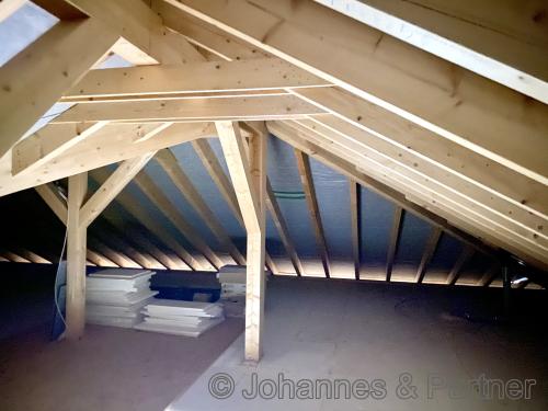 großer Dachboden, auf fast 20 m² kann man aufrecht stehen