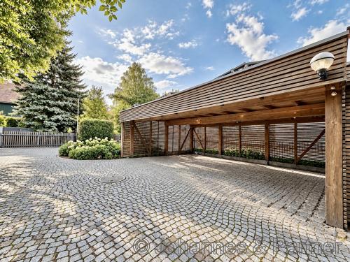 Carport für drei große Fahrzeuge